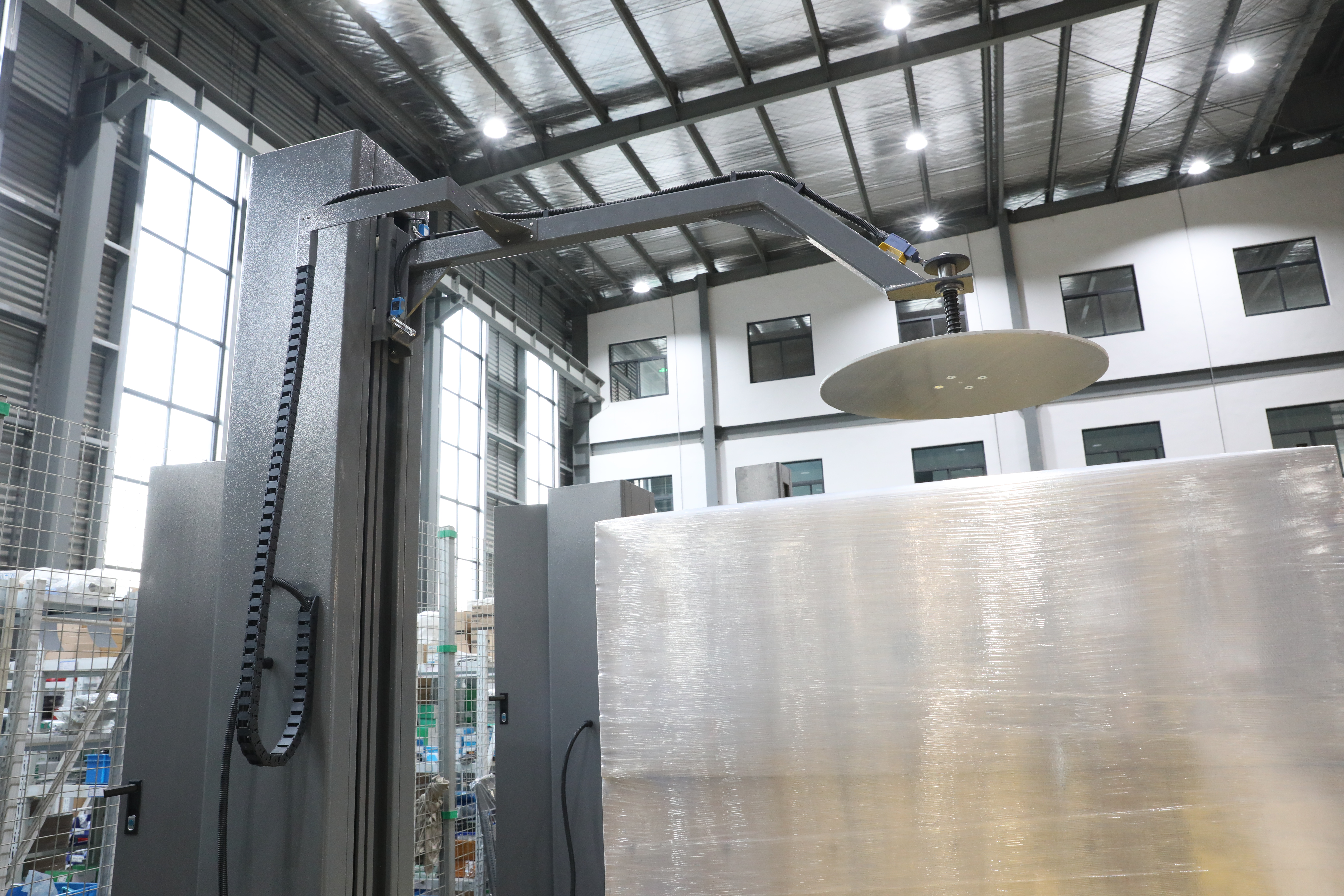  Factory warehouse electronics wooden case Pre-stretch pallet wrapping machine with top press 